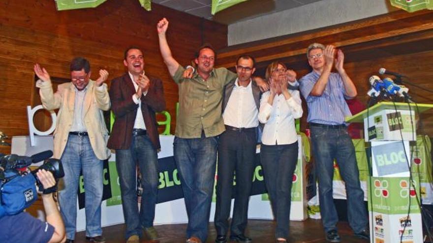 Rosselló (EU), Lladó (ERC), Llauger (Els Verds), Barceló y Mascaró (PSM) y Grosske (EU) celebran los resultados electorales de 2007. Ahora ya no sonríen tanto juntos.