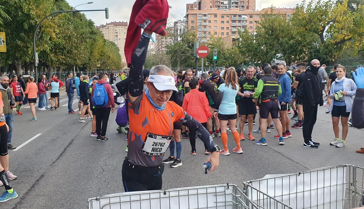 recolección de la ropa de abrigo de la que se desprende el corredor antes de la salida del Maratón de Valencia.