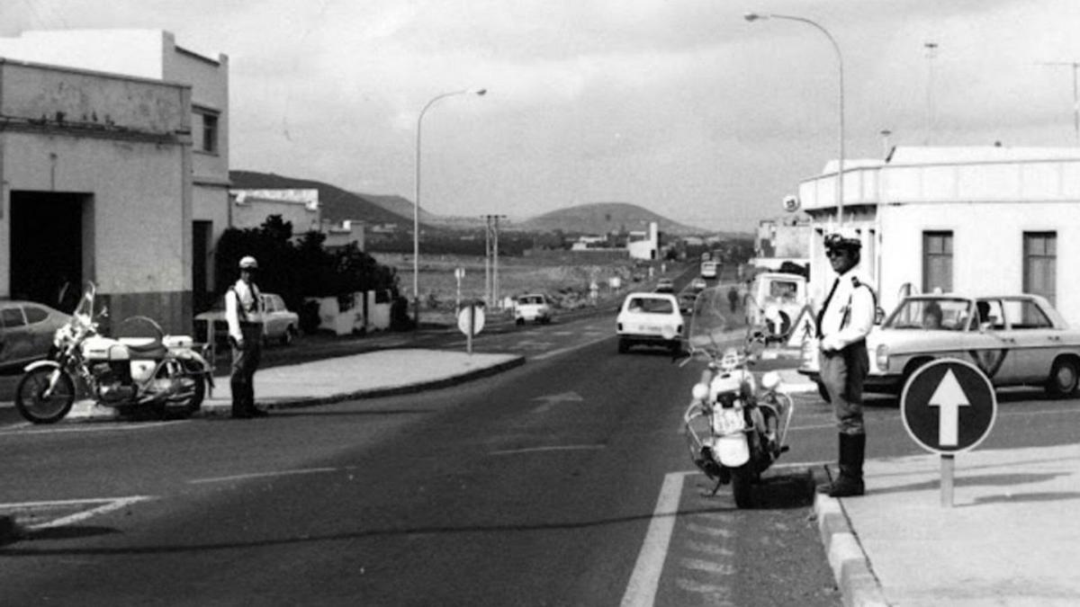 Dos policías en lo que era el Cruce de Sardina en los años 60.  | | LP/DLP