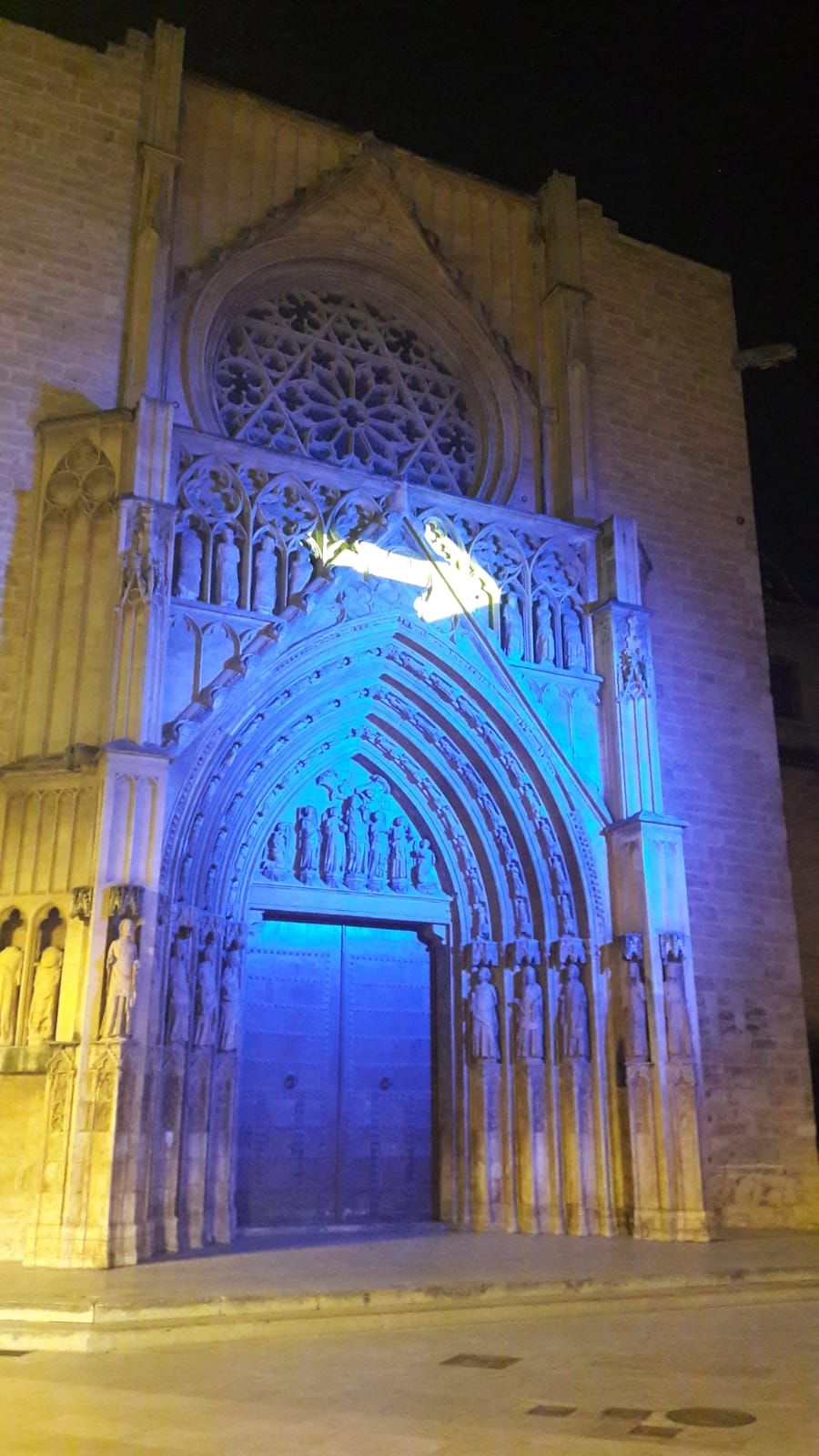 Una flecha de luz ilumina la portada de los Apóstoles de la Catedral de València