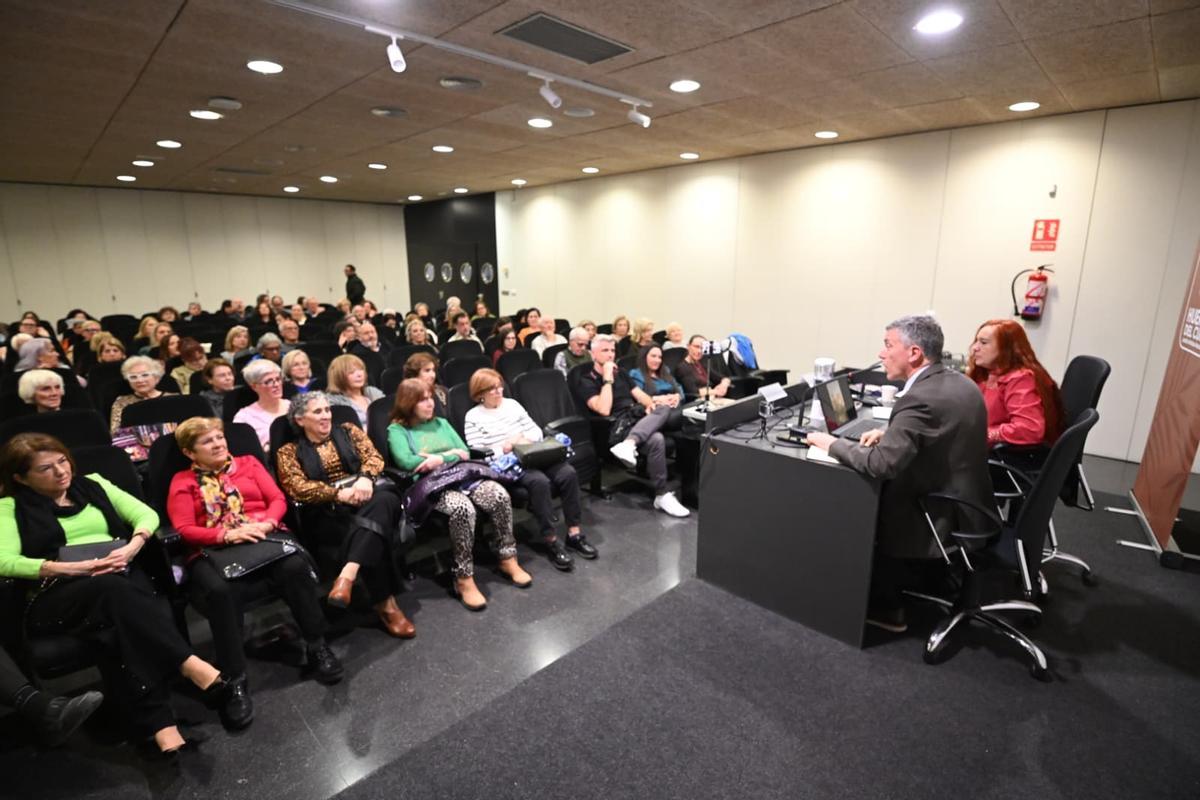 El director del jardín Huerto del Cura, Vicente Federico Orts, junto con la investigadora Silvia Santibáñez en la ponencia