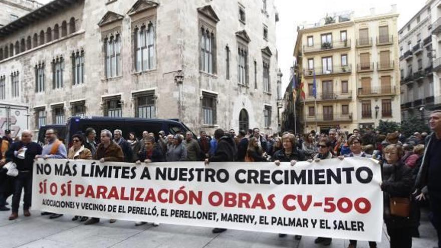 El Perelló lleva su protesta contra la  carretera al Palau de la Generalitat