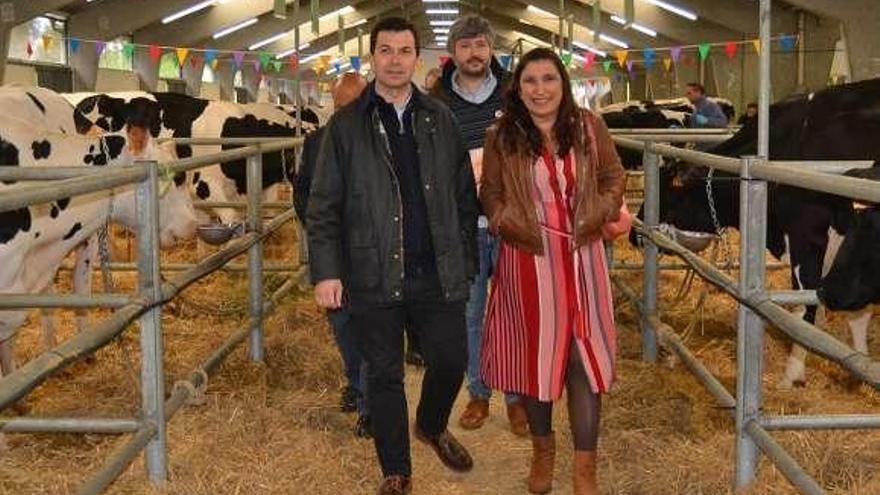 Caballero, en un mercado de ganado en Sarria con la alcaldesa. // FdV