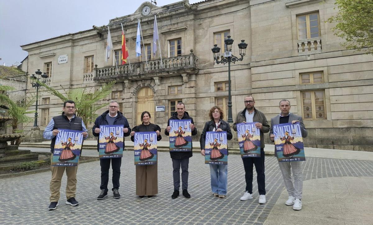En el centro, el alcalde, junto al equipo de gobierno y el concejal no adscrito, en la Plaza de la Inmaculada.