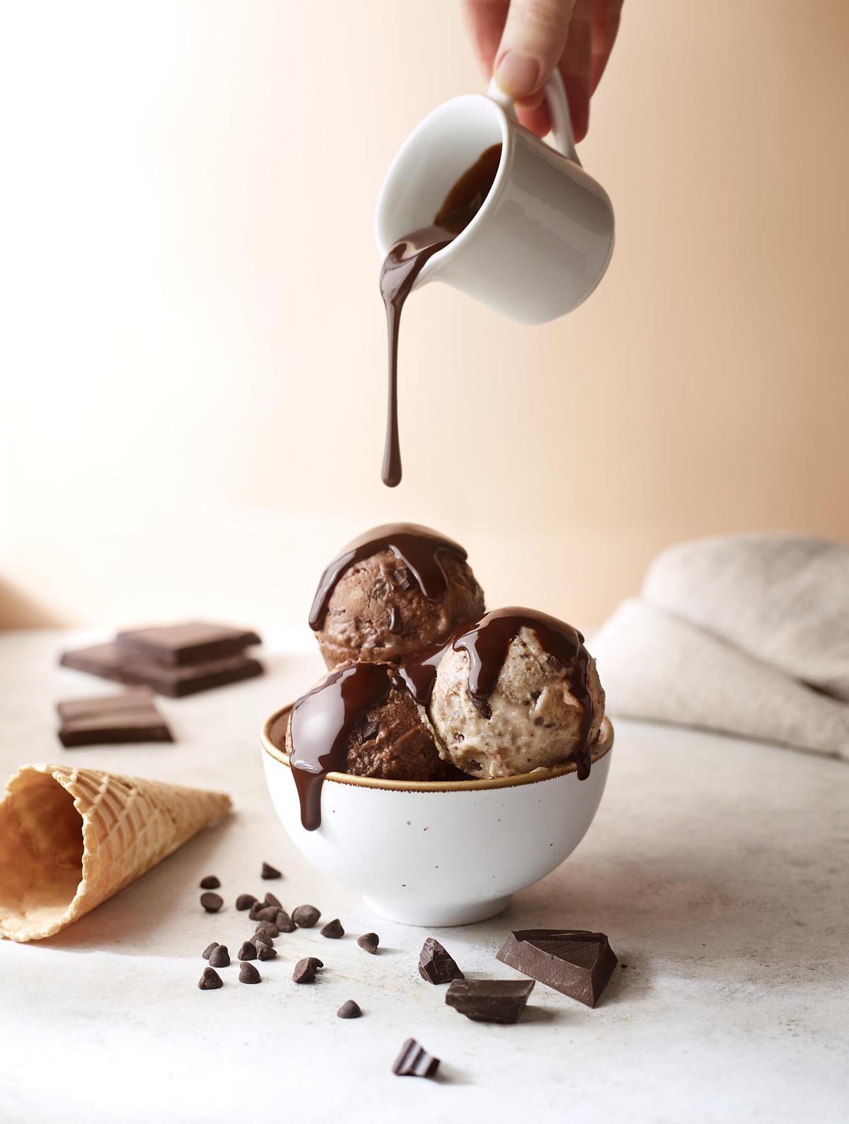 Helado casero de plátano y chocolate, una receta fresca y cremosa para combatir la ola de calor sin complicarse en la cocina.