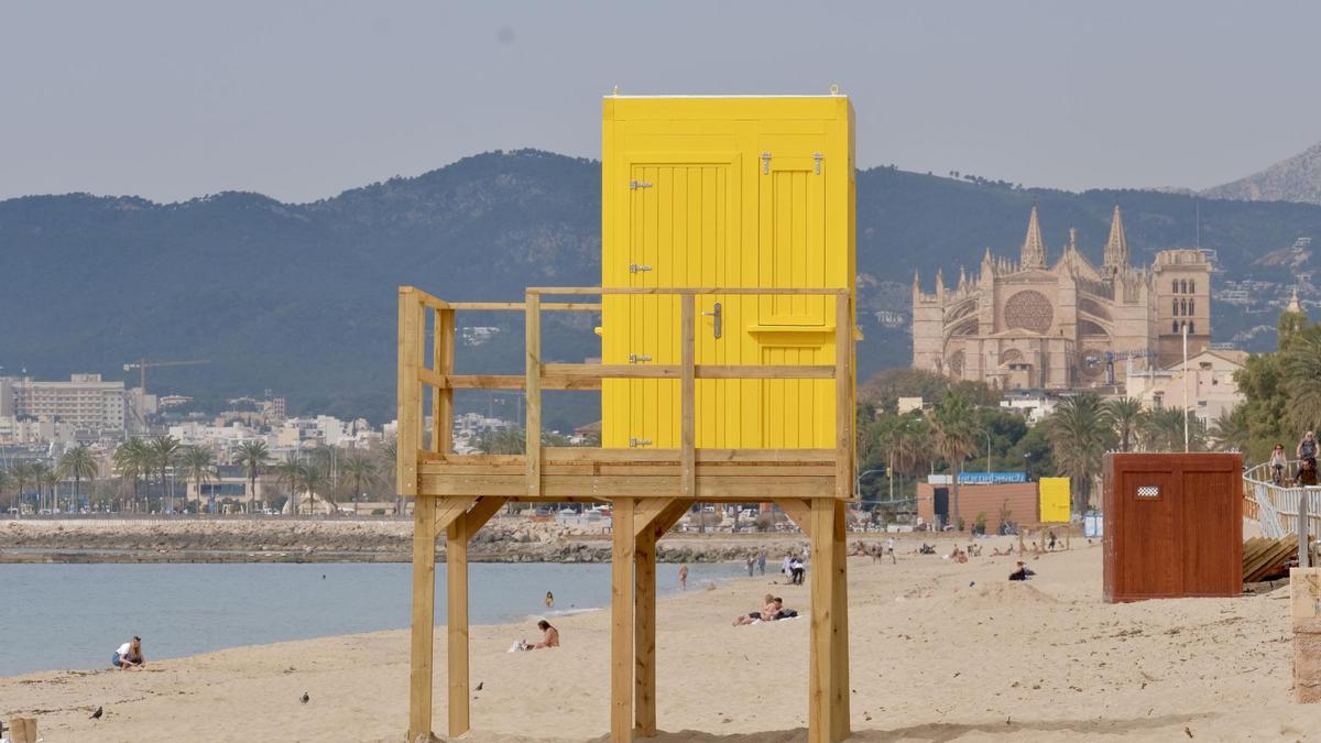Las fotos de las nuevas torres amarillas de socorristas que estrenan las playas de Palma