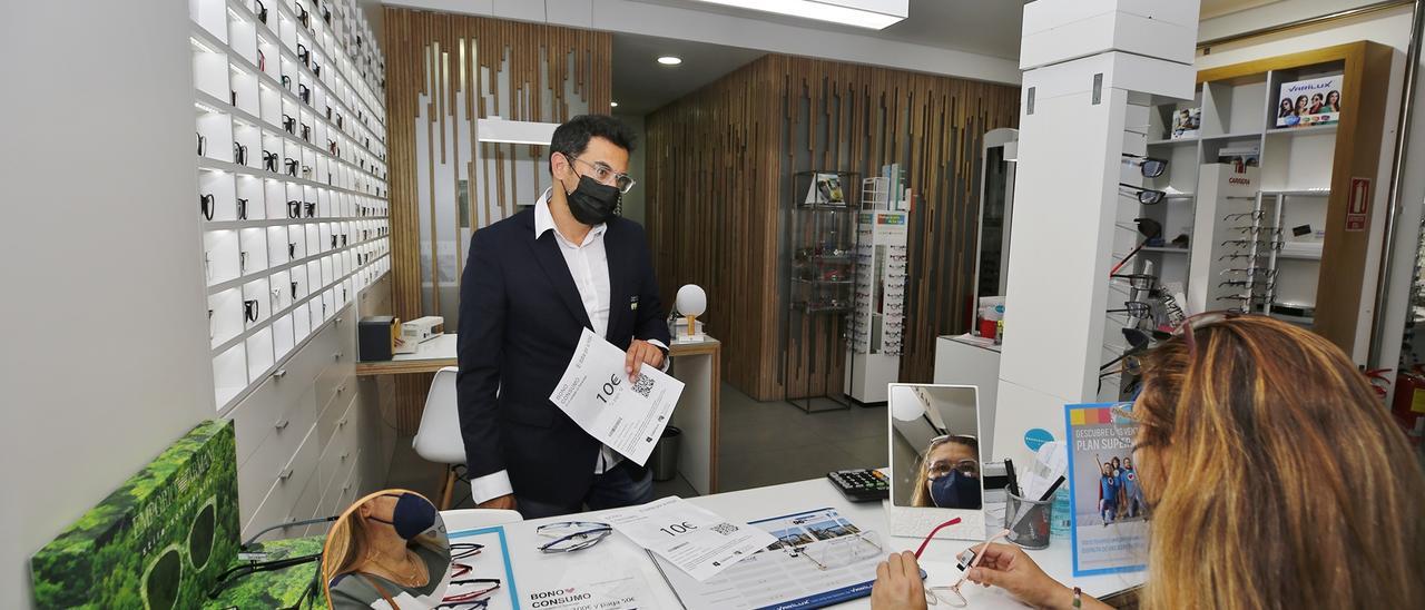 Imagen del canjeo de uno de los bonos en un comercio de Torrevieja durante la primera campaña