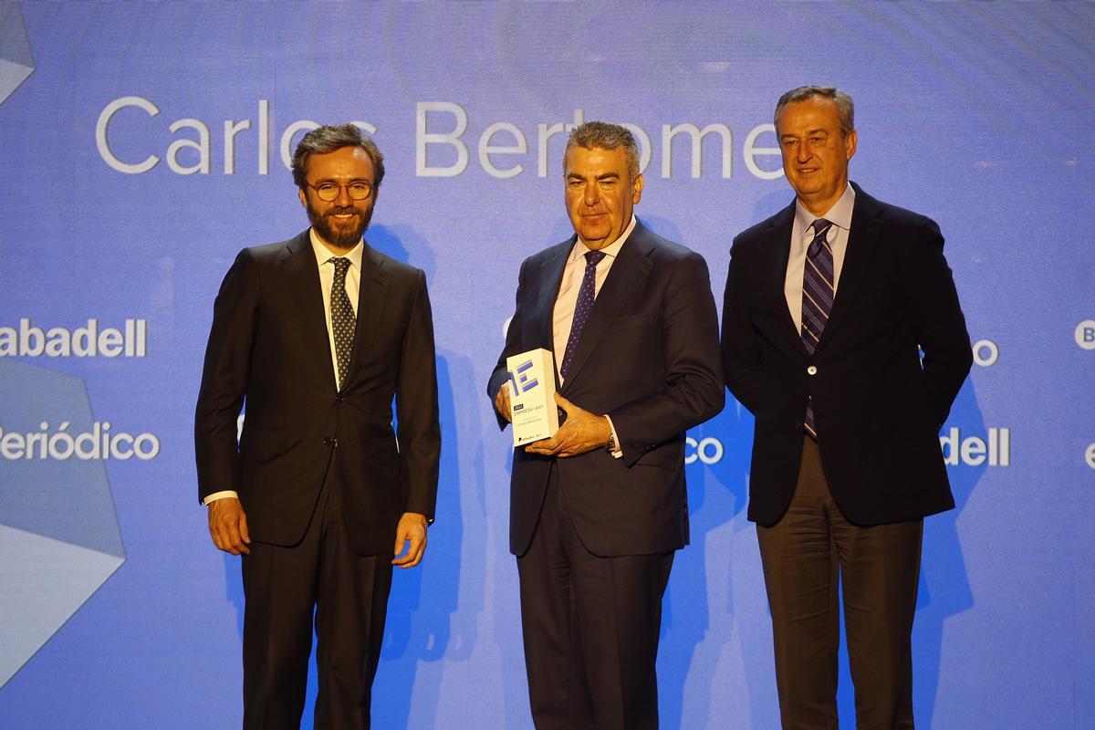 Carlos Bertomeu, premio al Empresario del Año, junto a César González-Bueno (Banc Sabadell) y Aitor Moll (Prensa Ibérica).