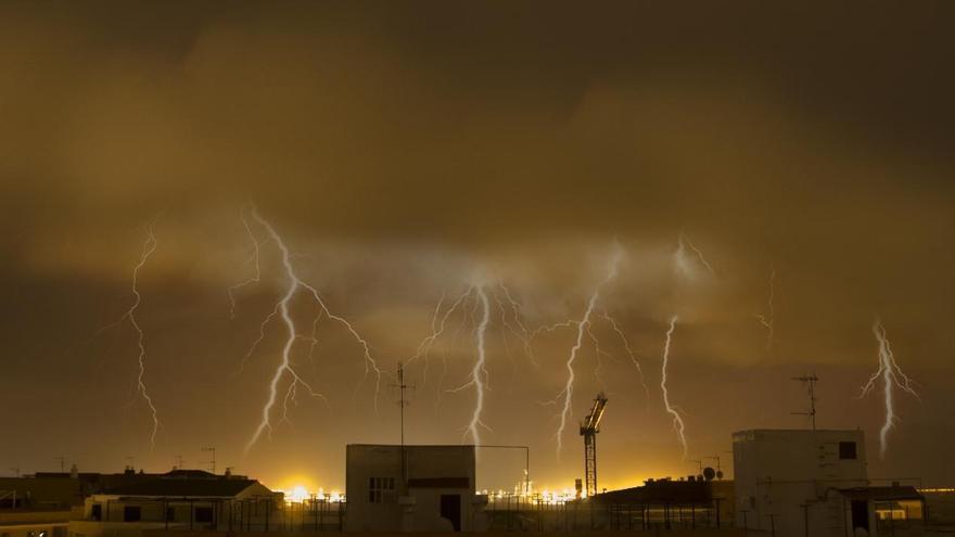 Rayos en la capital de la Plana; imagen captada desde la Avenida Valencia