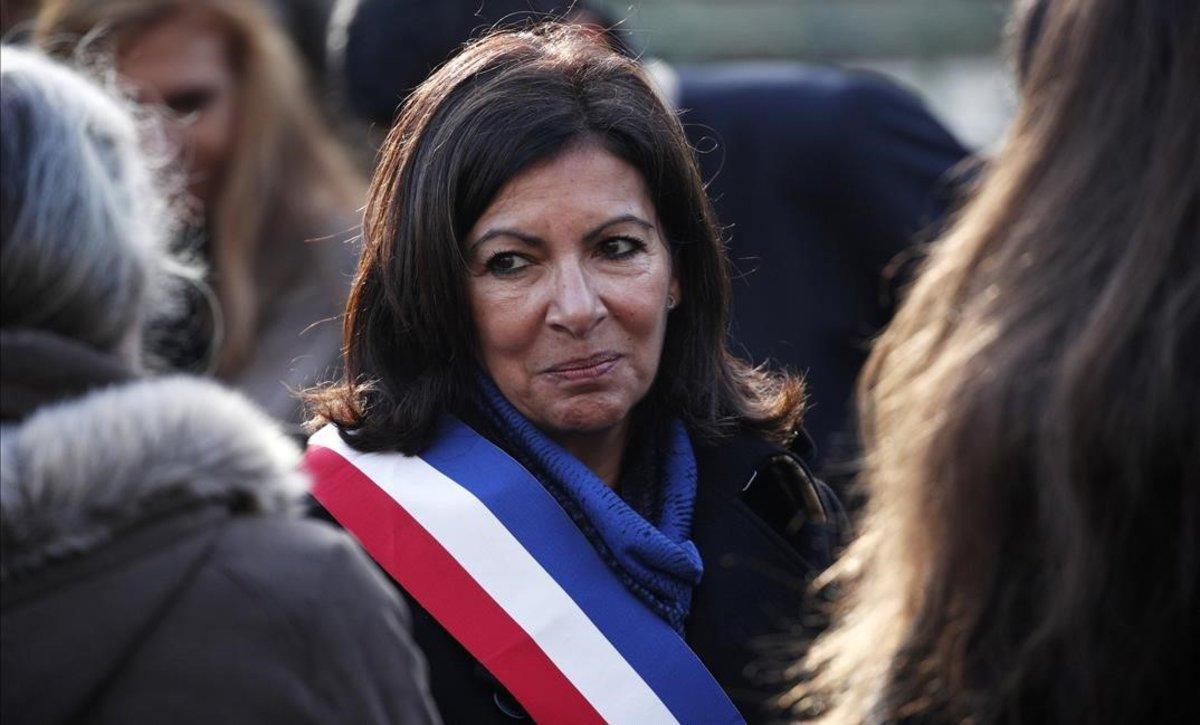 zentauroepp45880303 paris mayor anne hidalgo is seen after laying a wreath of fl181116105002