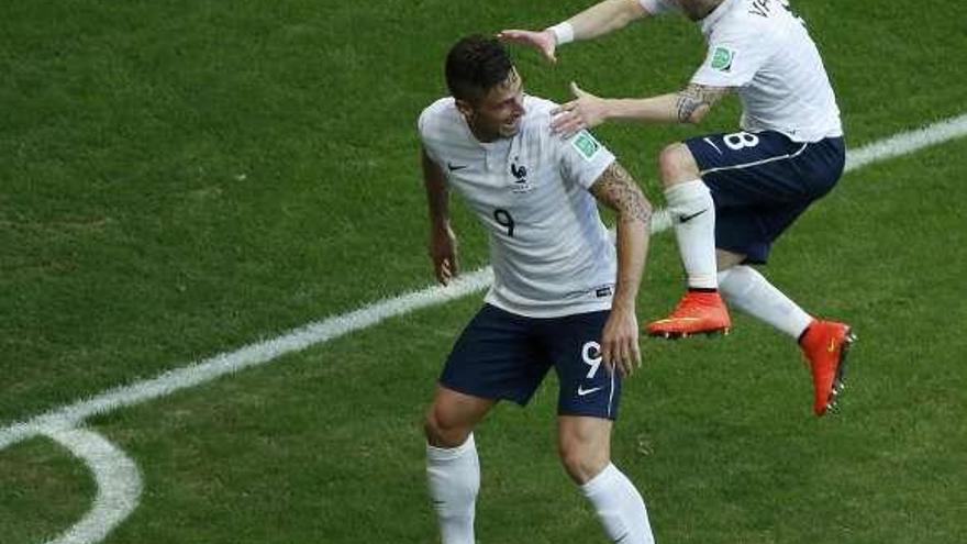 Valbuena salta sobre Giroud para celebrar un gol.