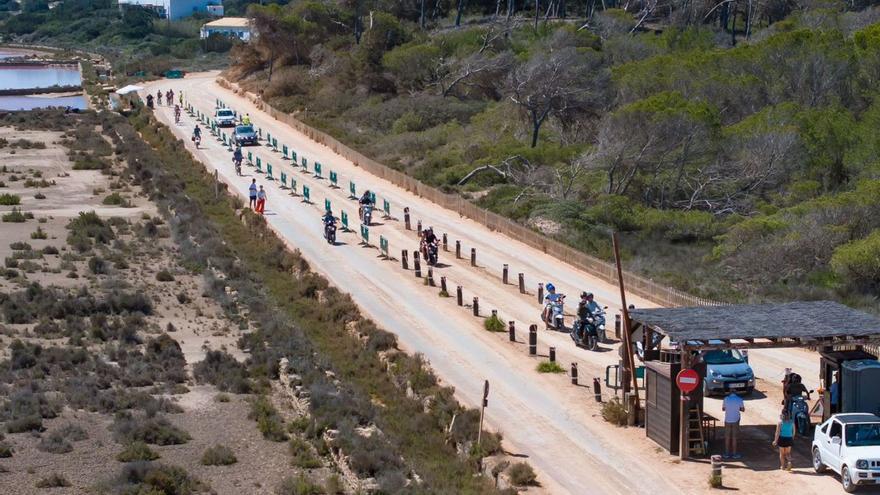Goteo de vehículos y sin quejas en el primer día de control a las zonas protegidas de Formentera