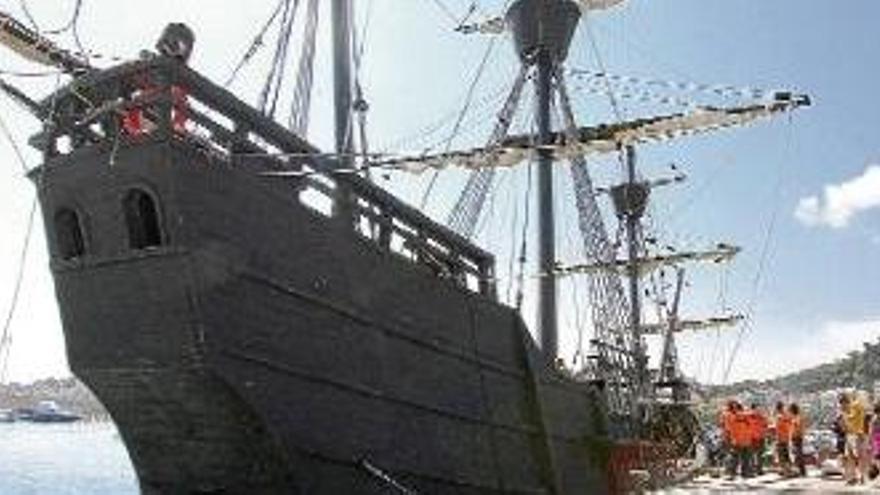 Una rèplica de la nau de Magallanes atraca a Blanes