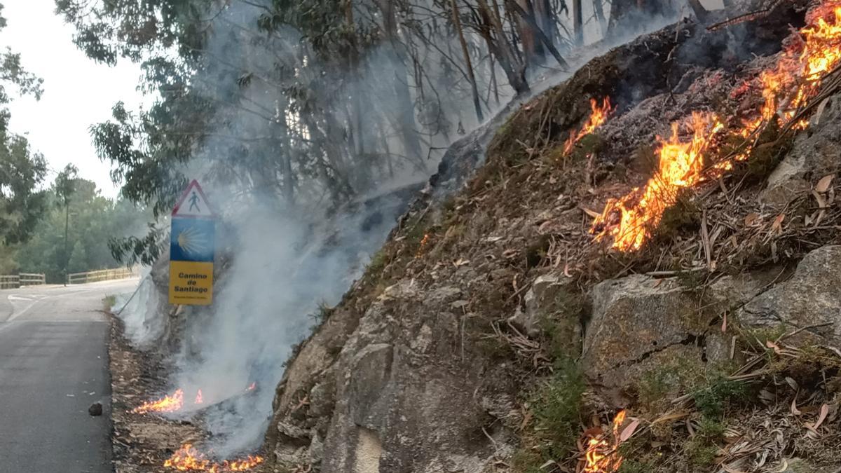 Carretera de Baredo, con el fuego todavía activo