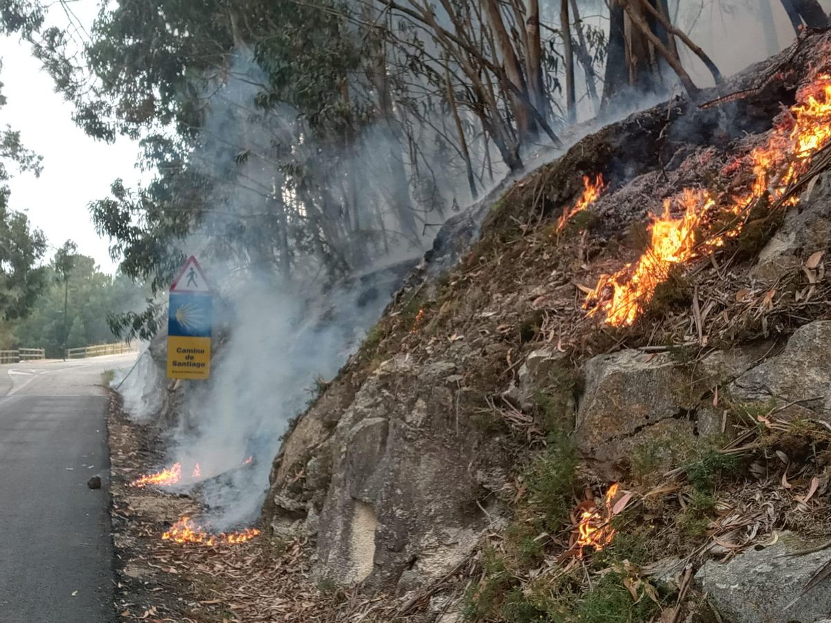 Un incendio calcina 50 hectáreas en Baiona