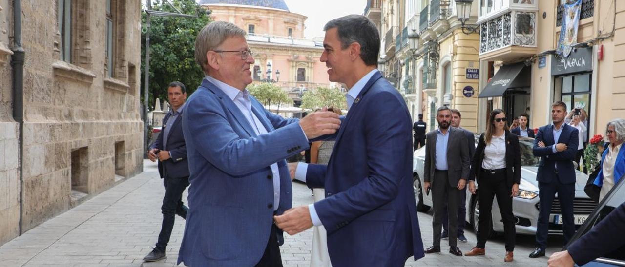 Ximo Puig y Pedro Sánchez, ante el Palau de la Generalitat, en imagen de archivo.