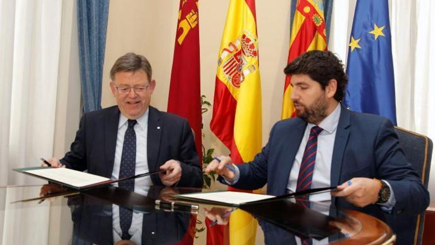 Puig y el presidente de la Región de Murcia, Fernando López Miras, durante la firma de una declaración institucional en materia de agua,infraestructuras y financiación.