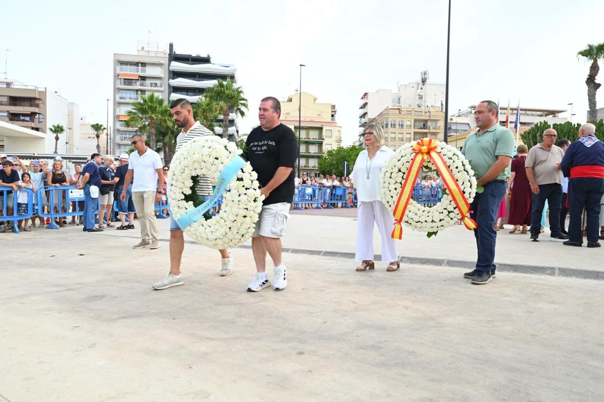 Representantes de la coradía de pescadores con la alcaldesa, Loreto Serrano, en la ofrenda a los marineros fallecidos