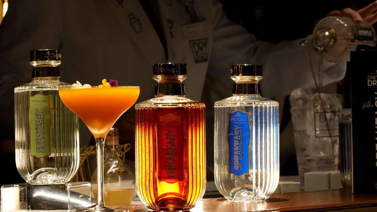 La ginebra, el vodka y el ron de Speakeasy Spirits, junto a un Passion Martini de la coctelería Dry Martini.