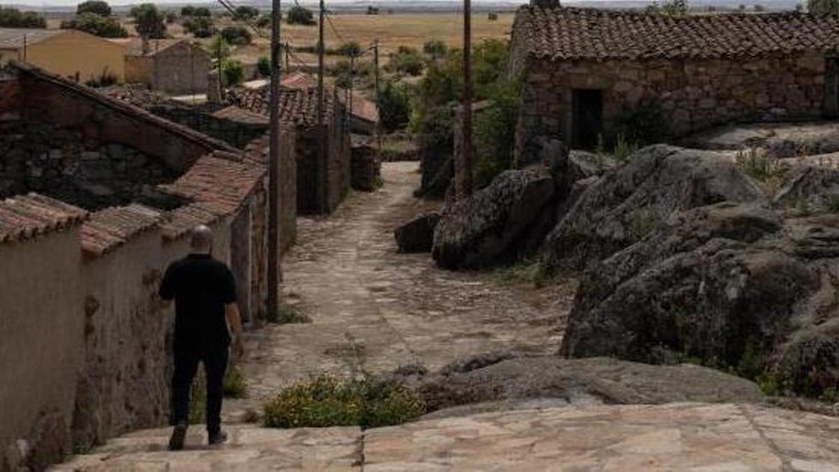 Un hombre camina por las calles vacías de La Tuda, en Zamora.