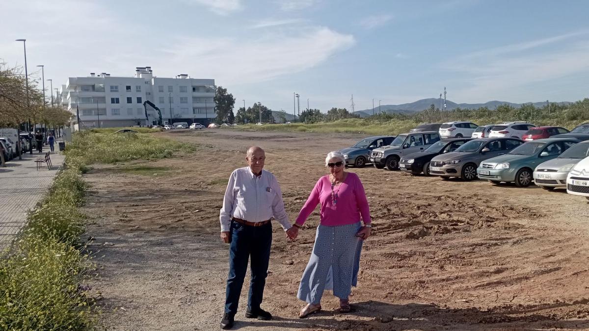 Salvador Aranda y Carmela Fernández, de la Asociación de Vecinos ‘Evolución’ de Campanillas, este mes en los terrenos de la futura gran plaza