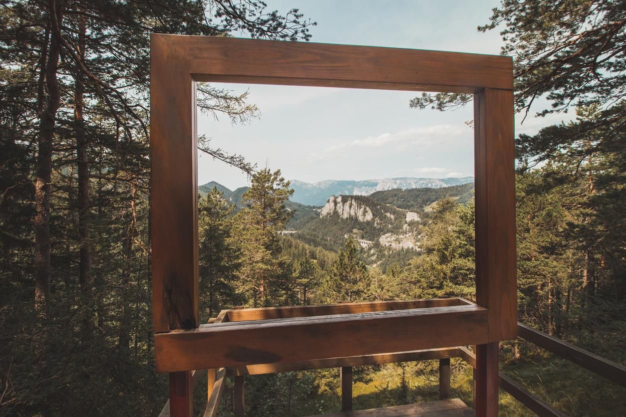 Vista a través de un marco rectangular de madera del viaducto Kalte-Rinne en la región de Semmering de Estiria, en el este del norte de Austria.