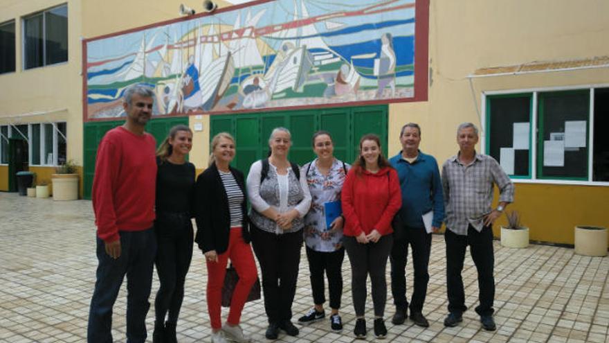 Pilar Álvarez y los técnicos de Medio Ambiente, en el IES La Isleta.