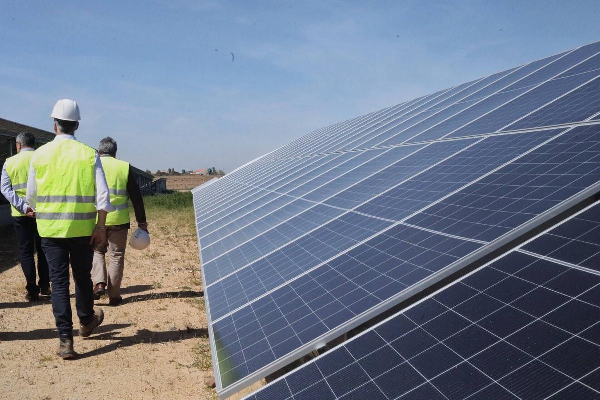 Una planta de producción de energía eléctrica solar.