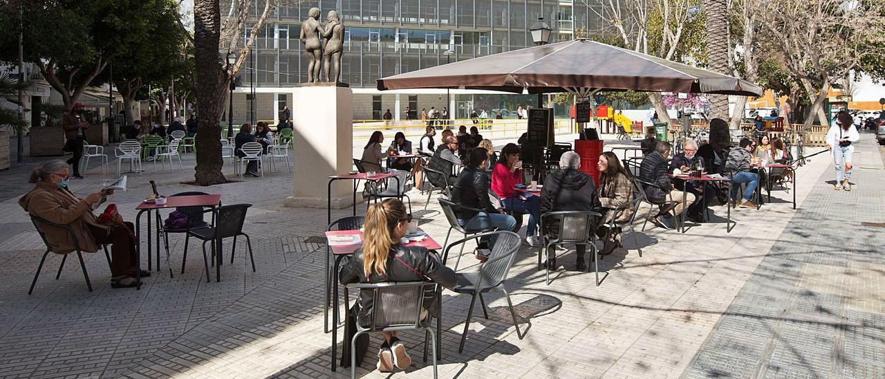 Varias personas en una terraza de la plaza de Sa Graduada de Ibiza.