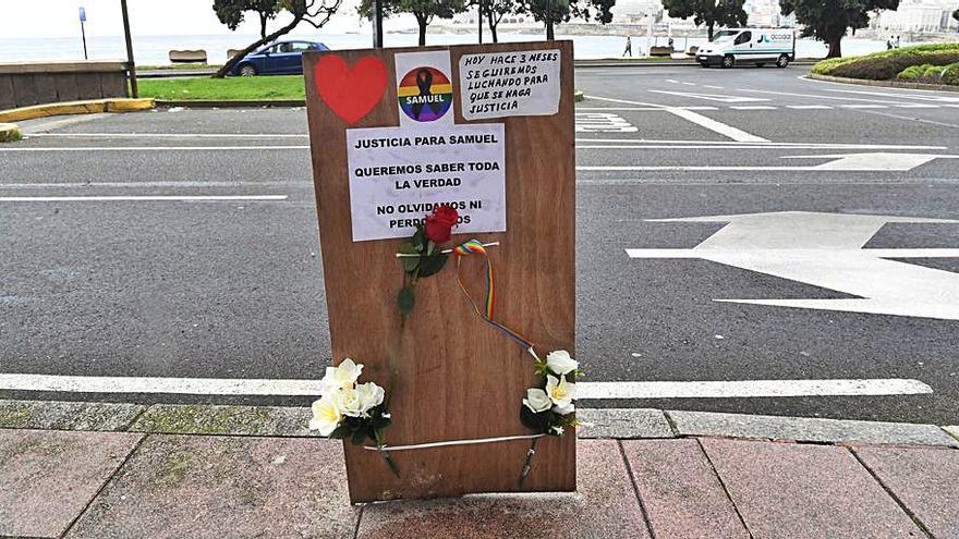 Nuevo altar en memoria de Samuel en el lugar de la paliza.  | // C. PARDELLAS