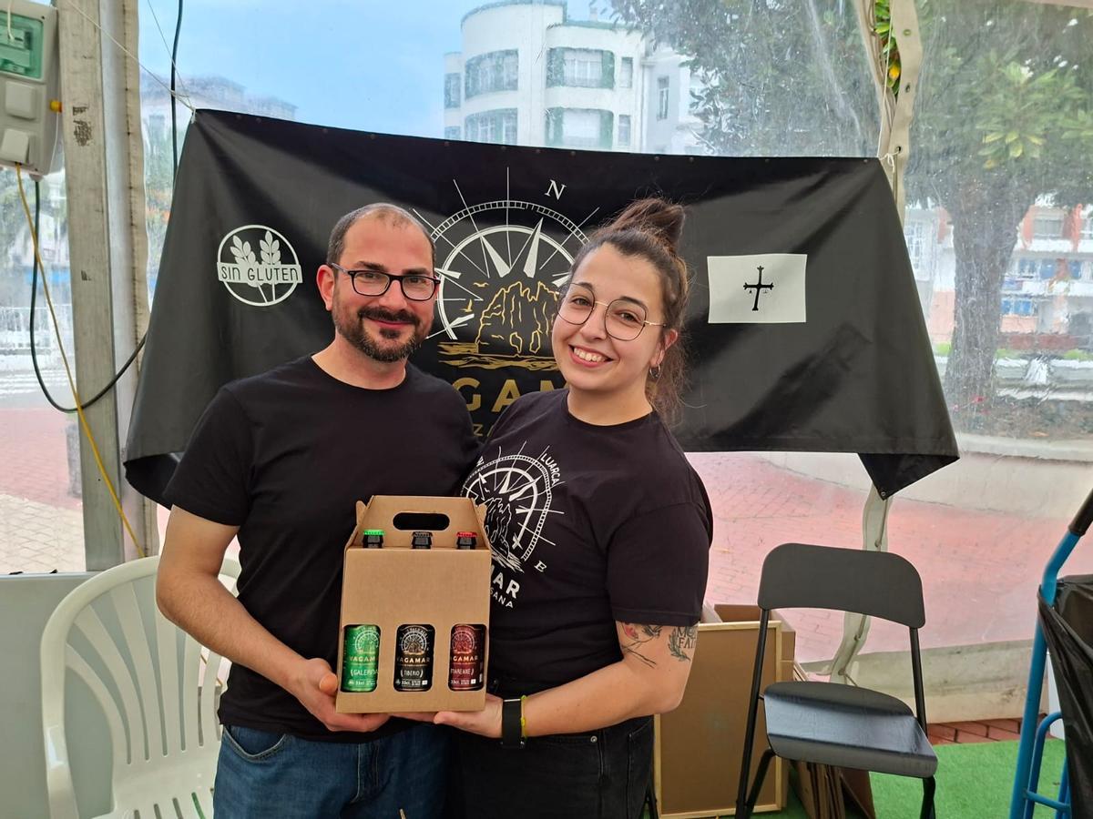 Dan García y Carmen Peláez con la cerveza.