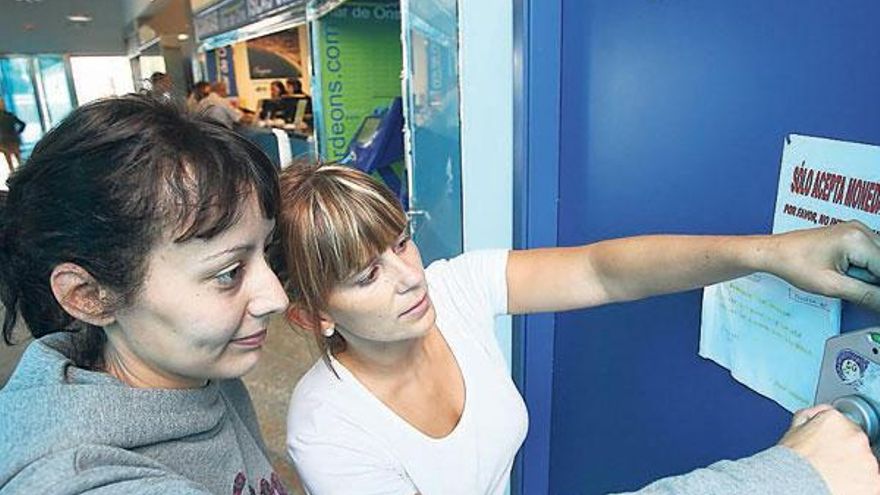 Usuarias de la Estación de Ría indican dónde hay que insertar la moneda para acceder al baño. // J. de Arcos
