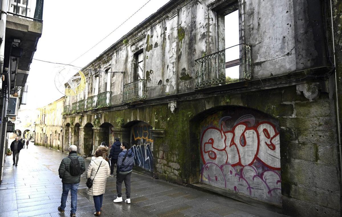 Edificio en ruinas en la calle César Boente de Pontevedra donde hay interés en hacer viviendas turísticas.