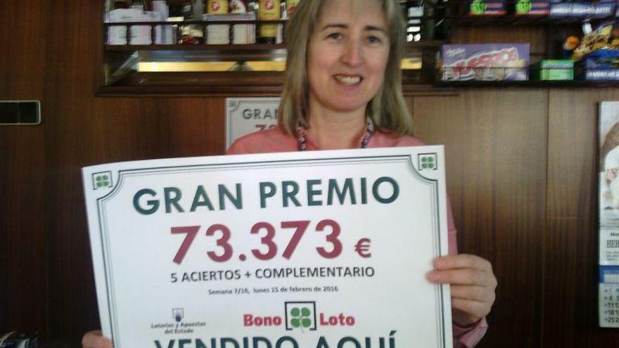 Mª Ángeles Verdes, propietaria del bar Stop, donde ha sido sellado el premio