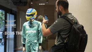 Maniquí vestido de Fernando Alonso en la tienda de Hugo Boss de Paseo de Gracia con motivo del evento de F1.