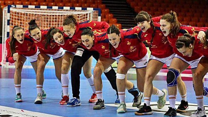 Elba Álvarez, segunda por la izquierda, participa en la arenga prepartido con sus compañeras de selección.