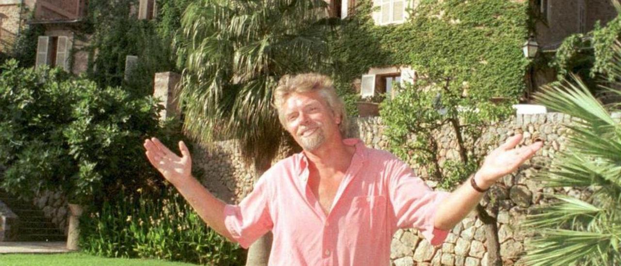 Richard Branson posa en agosto de 1996 frente a Miquel Massutí y delante de su primer hotel mallorquín, La Residencia. El magnate ha cambiado de establecimiento y de pueblo, de Deià a Banyalbufar, pero no de isla a la que reconoce un idioma propio.