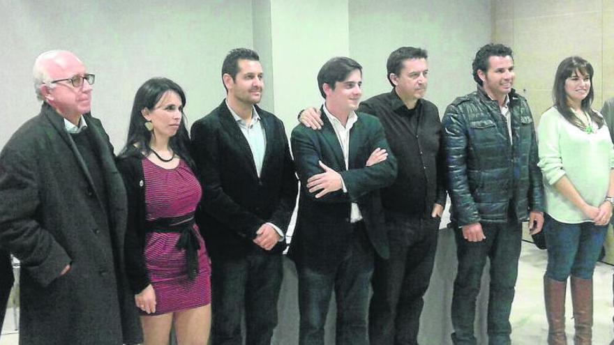 La dimisionaria García, a la derecha, junto a Gómez -tercero por la derecha-y el resto de la junta