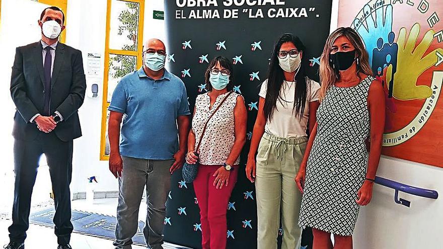 Representantes de la entidad bancaria y de la asociación sobre el Alzheimer. |