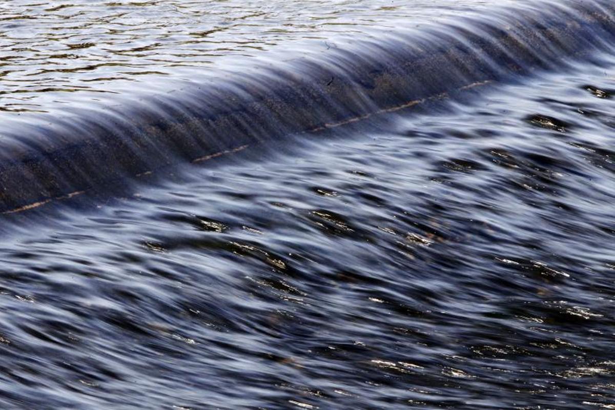 Santa Coloma pierde miles de litros de agua por el mal estado de las canalizaciones