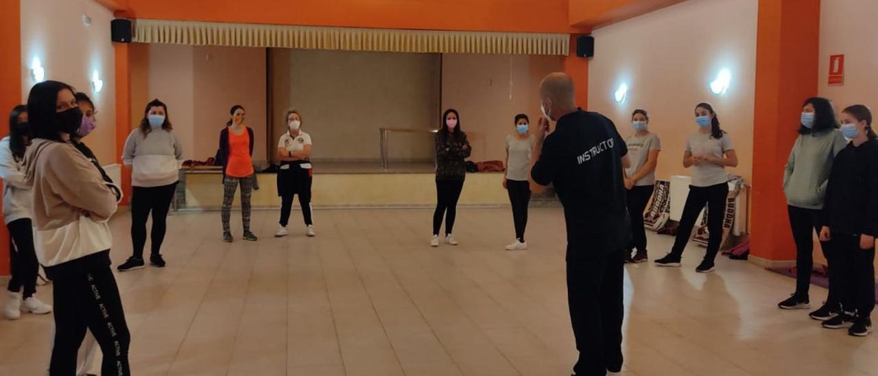 El instructor se dirige a las mujeres participantes en el curso de autodefensa.   | // FDV