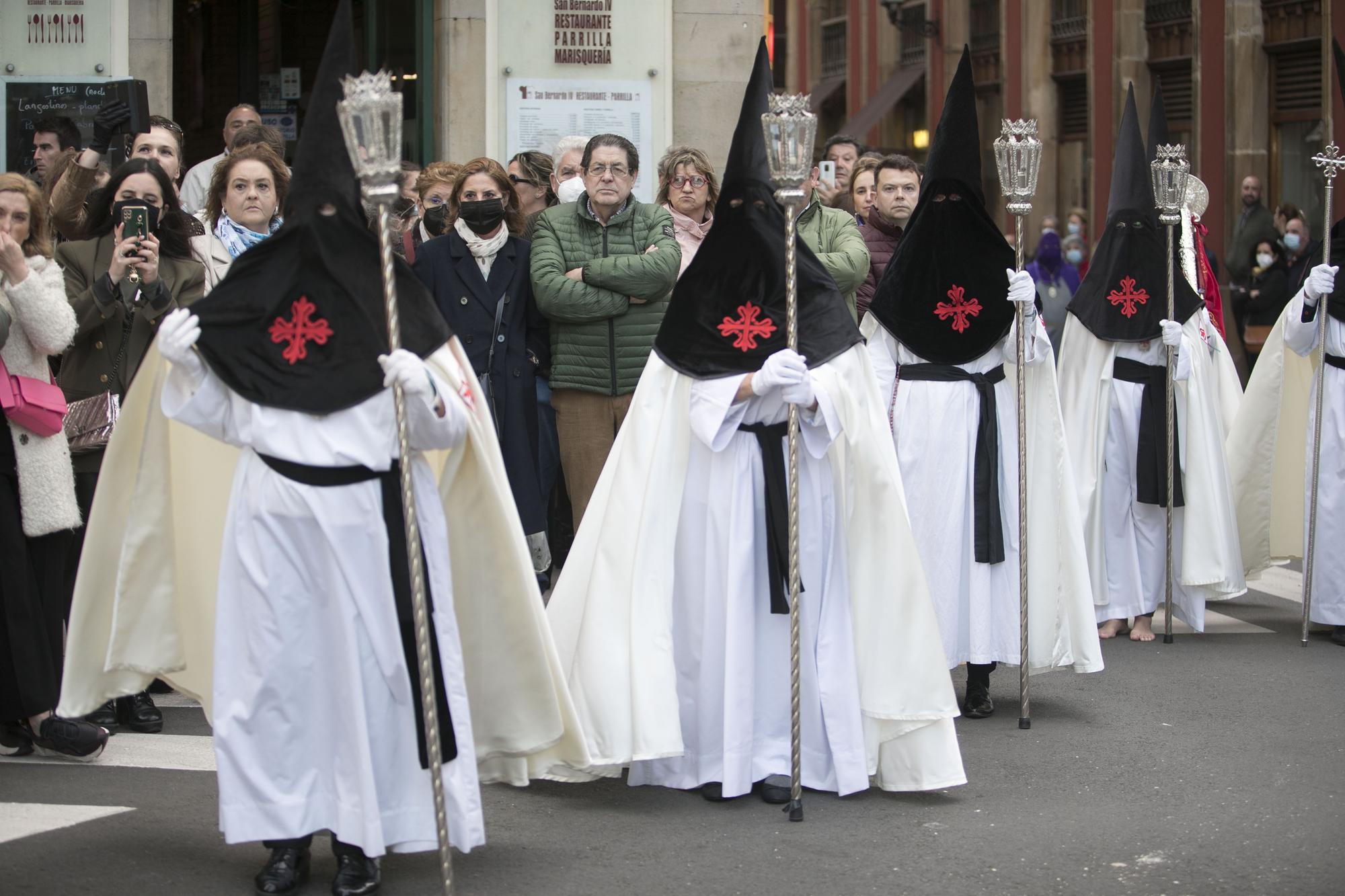 EN IMÁGENES: Gijón arropa al Cristo de los Mártires en su regreso a las calles