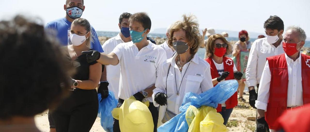 La Reina Sofía inicia en Alicante una recogida de residuos que llega a 300 puntos de España