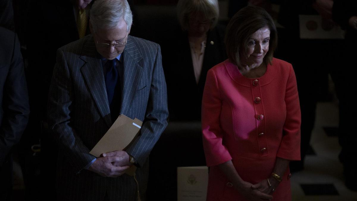 Mitch McEl líder de la mayoría republicana en el Senado estadounidense, Mitch McConnell, y la presidenta de la Cámara de Representantes, Nancy Pelosi.Connell y Nancy Pelosi.