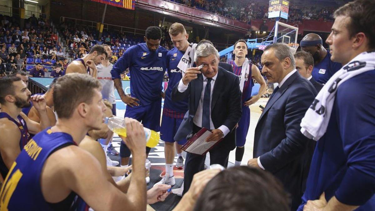 Pesic da órdenes a sus hombres durante un tiempo muerto ante el Gran Canaria