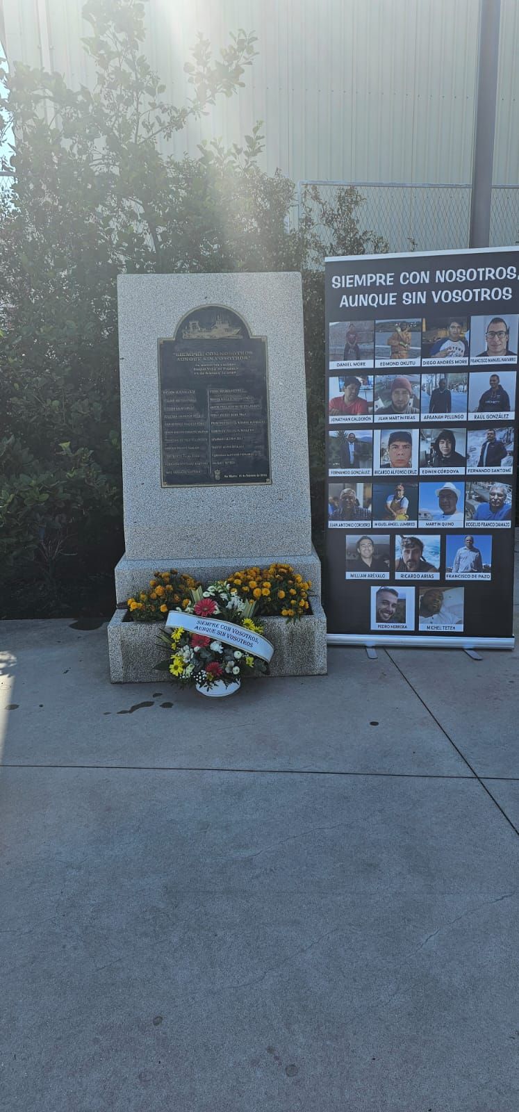 Flores en homenaje a los fallecidos en el 'Villa de Pitanxo'