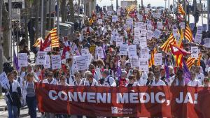 La manifestación de médicos este viernes con el paseo marítimo de fondo.
