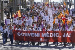 La manifestación de médicos este viernes con el paseo marítimo de fondo.