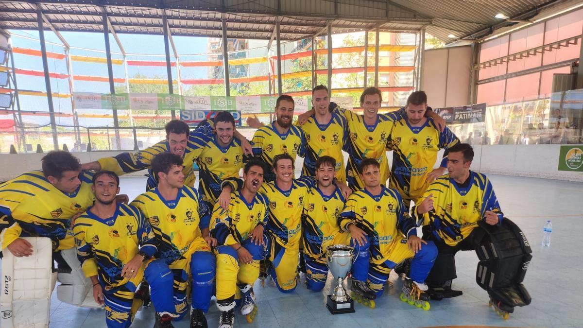 Los jugadores del Molina Sport posan con el trofeo de campeones de la Supercopa de España