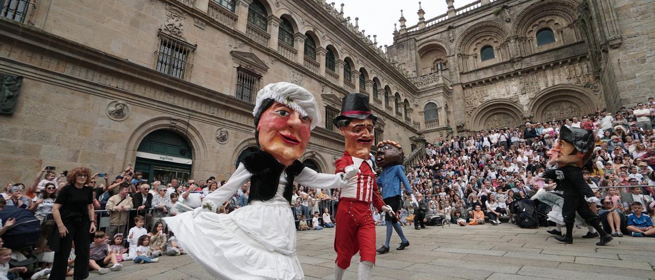 Desfile de los Cabezudos por el casco histórico de Santiago